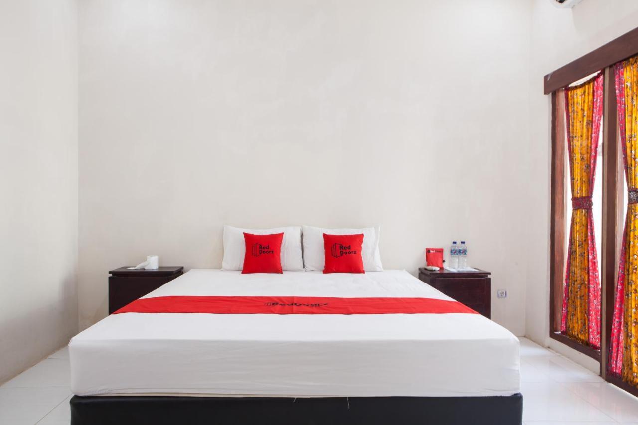 Reddoorz Plus Near Mall Roxy Banyuwangi Banyuwangi  Exteriör bild