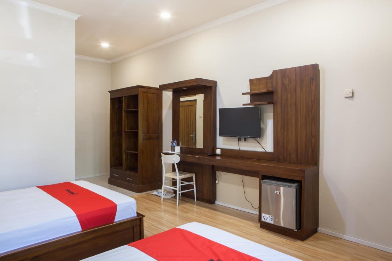 Reddoorz Plus Near Mall Roxy Banyuwangi Banyuwangi  Exteriör bild