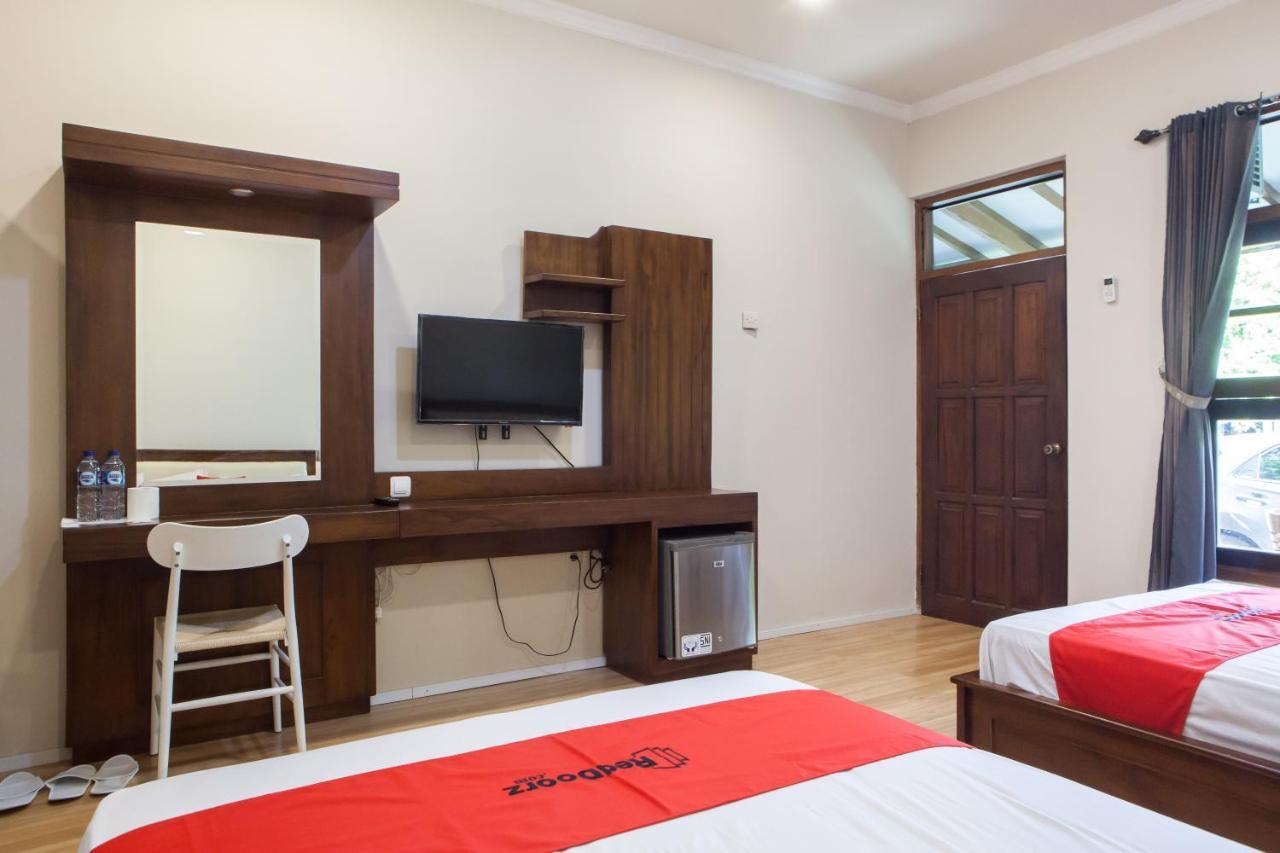 Reddoorz Plus Near Mall Roxy Banyuwangi Banyuwangi  Exteriör bild