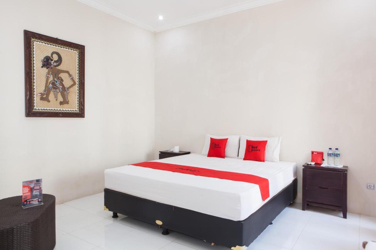 Reddoorz Plus Near Mall Roxy Banyuwangi Banyuwangi  Exteriör bild