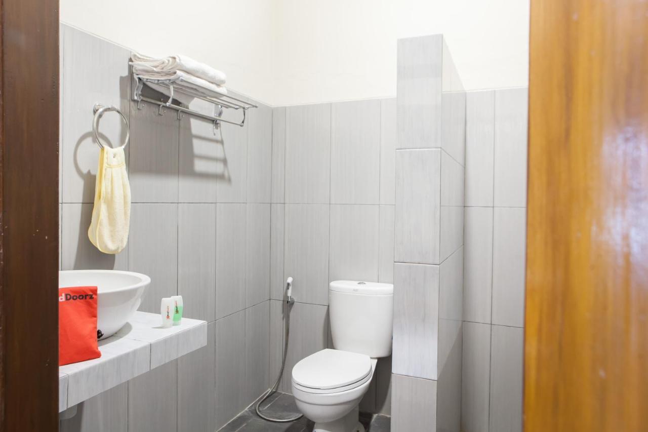 Reddoorz Plus Near Mall Roxy Banyuwangi Banyuwangi  Exteriör bild